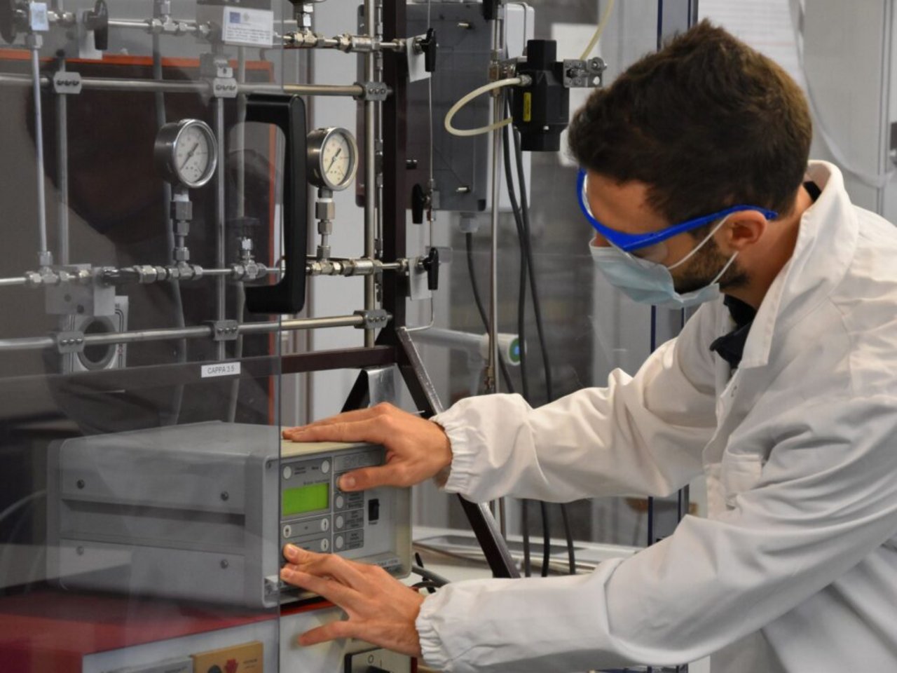 System for studying the kinetics of catalytic processes.