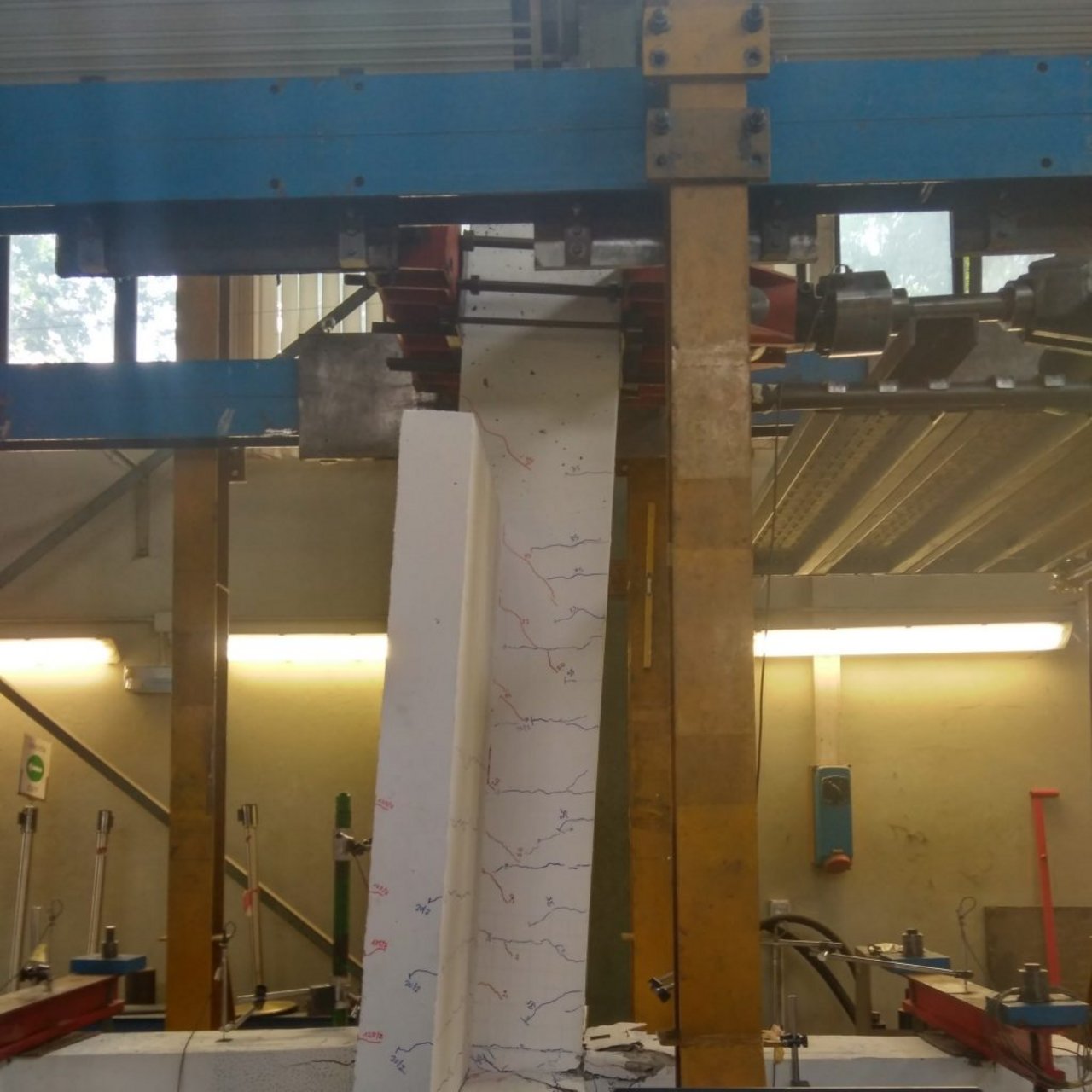 Prova di resistenza di elementi strutturali a carichi sismici