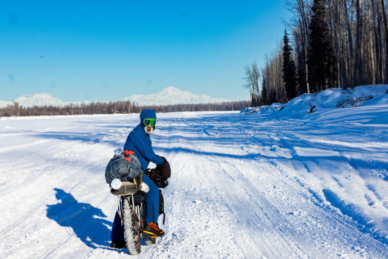 Alex Bellini pedala in Alaska con la sua fatbike in policarbonato riciclato