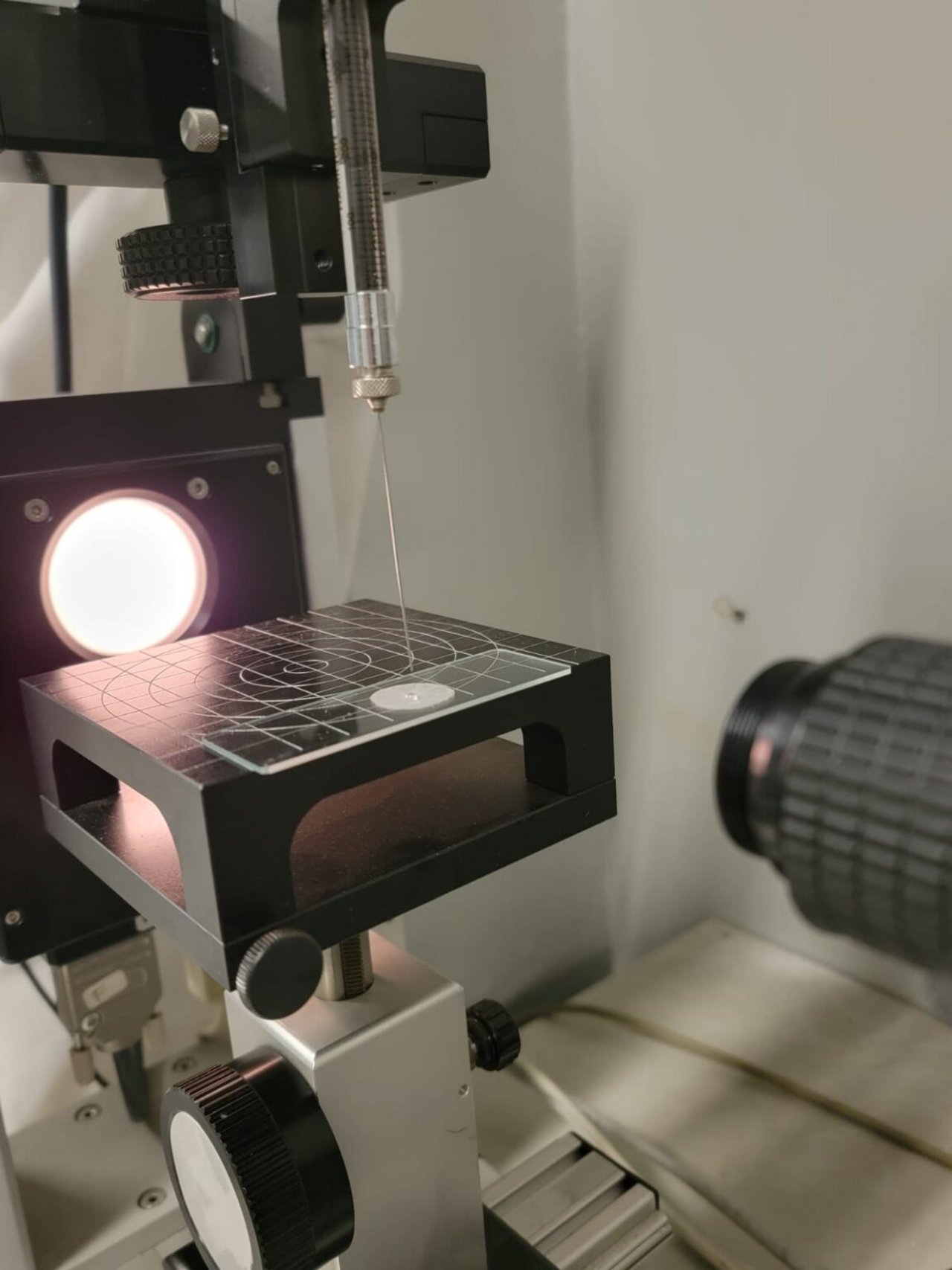 Valutazione dell’angolo di contatto dell’acqua su film ibrido di cellulosa e peptide fluorurato