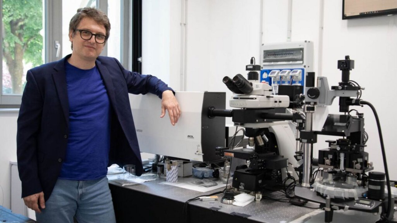 Gianlorenzo Bussetti with the innovative system for topographic and chemical measurements