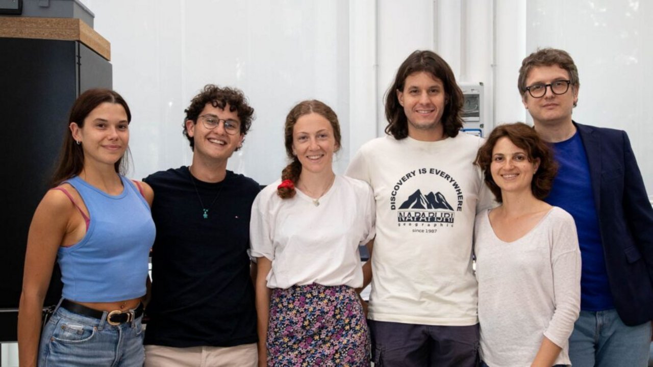 Supervisors with thesis students of the Department of Physics. From left to right: Matilde Padula, Francesco Pierini, Beatrice Morosini, Marco Menegazzo (PhD), Dr. Rossella Yivlialin, Prof. Gianlorenzo Bussetti. © Maurizio Contran for the Department of Physics