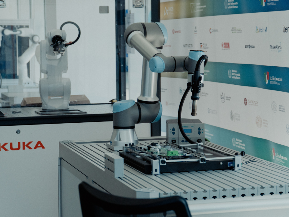 Mechanical arm for dismantling electronic components